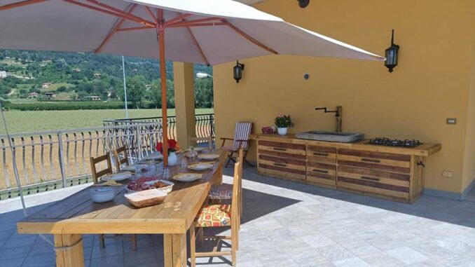 Cucina e tavolo da esterno realizzati con legno bancali