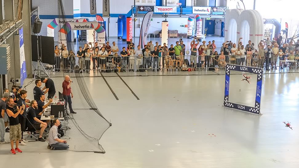 Momento della sfida indoor all’Università di Zurigo fra drone blu (AI) e drone rosso con piloti umani