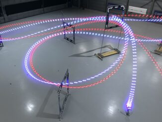 Il drone autonomo addestrato dall’intelligenza artificiale (in blu) ha gestito il giro più veloce in assoluto, mezzo secondo davanti al miglior tempo di un pilota umano.
