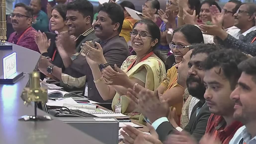 Scienziati del Centro Controllo Spaziale Indiano applaudono all’allunaggio completato il 23 agosto 2023