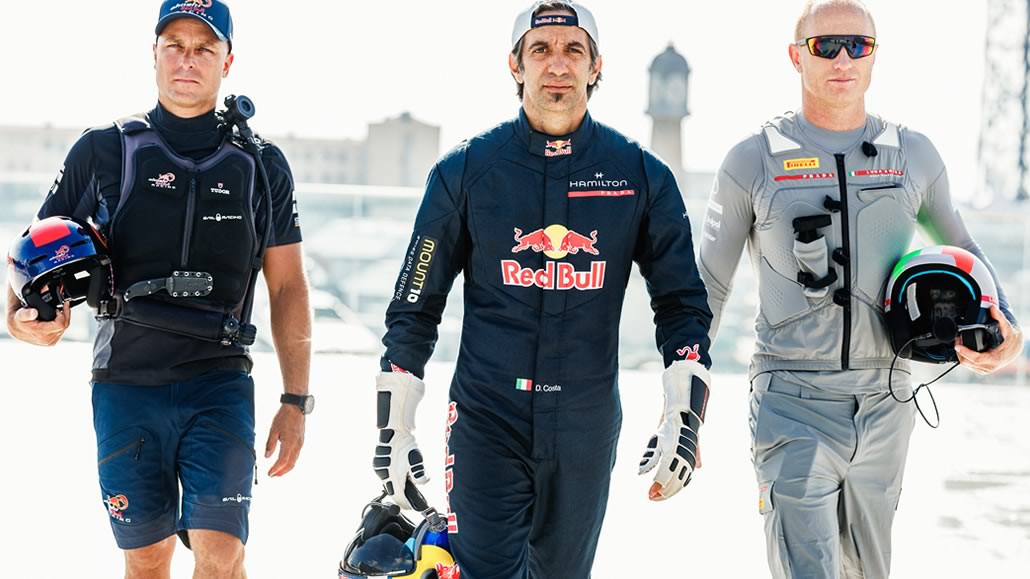 Dario Costa fra Nicolas Charbonnie e Jimmy Spithill