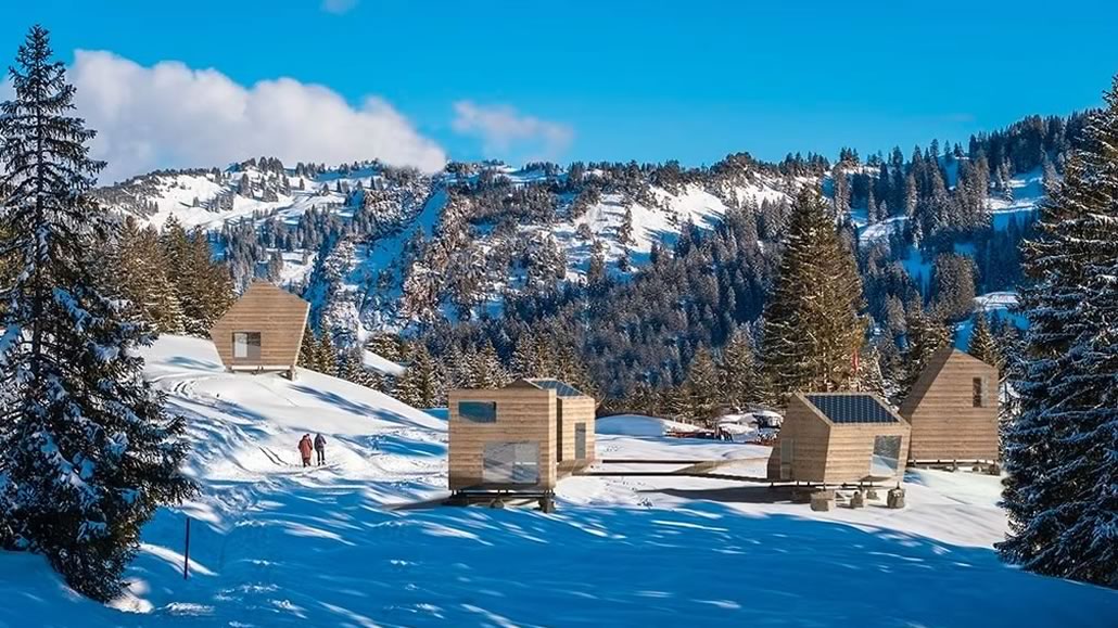 Snøhetta cottage Traceless paesaggio invernale con neve raccolta e riciclata nei cottage