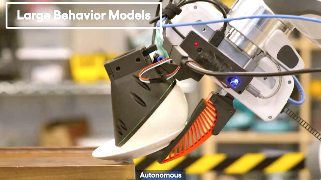 Robot afferra un piatto Large Behavior Models