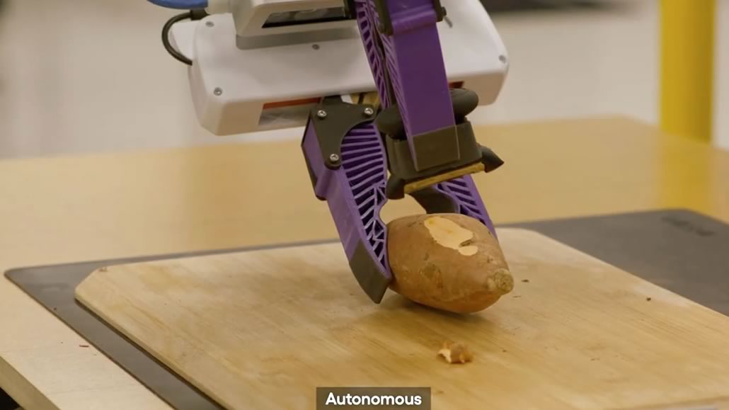 Robot pela una patata in modo autonomo