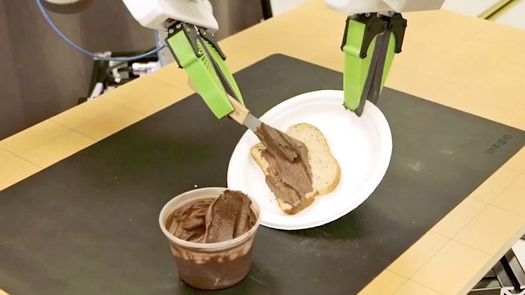 Robot spalma crema di cioccolato