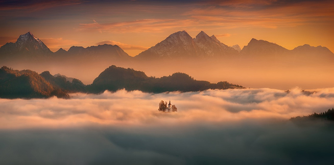 Church la Chiesa di San Tommaso in Slovenia emerge dalla nebbia all’alba