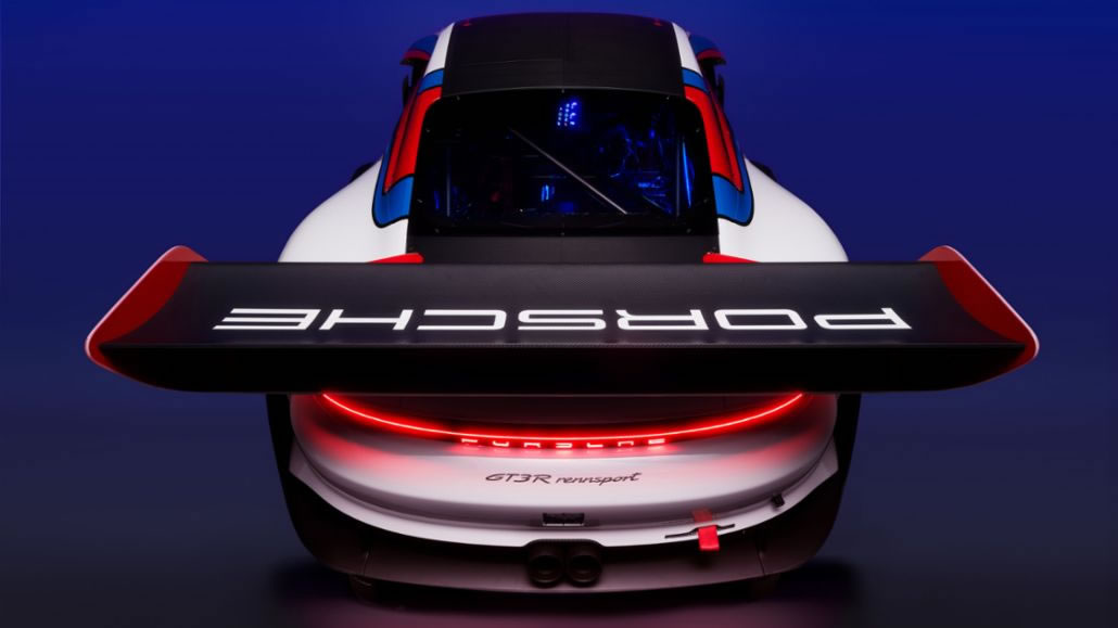 Porsche 911 GT3 R Rennsport alettone posterior e doppio terminale di scarico centrale