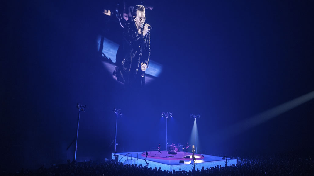 Bono sul palco con proiezioni cupola spente