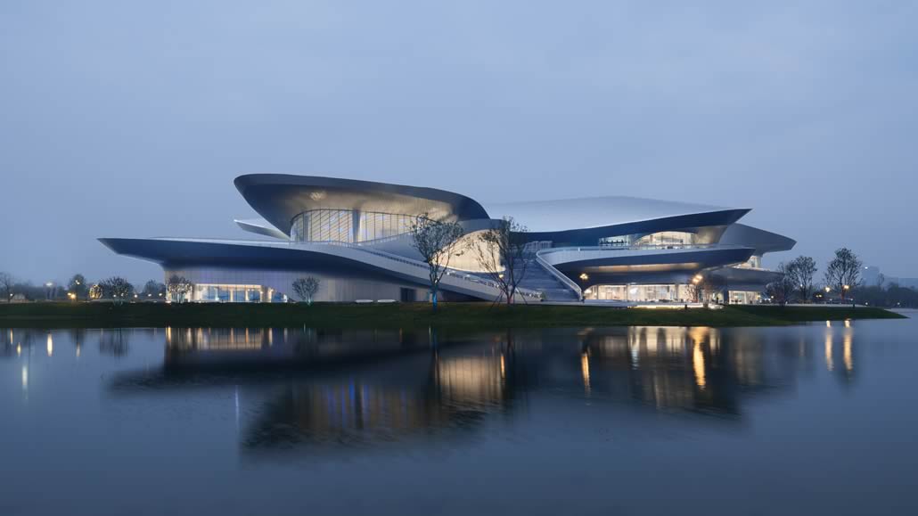 ZHA Museo di Chengdu vista con gallerie espositive illuminate