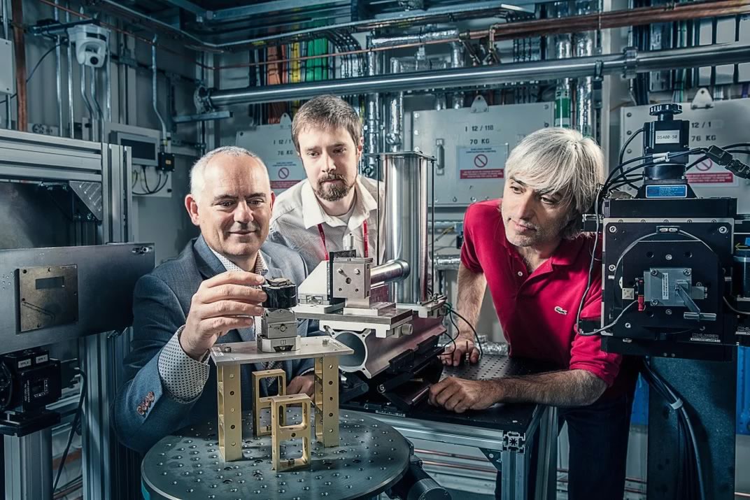 Il professor Seales e il team con acceleratore di particelle durante scansione rotoli