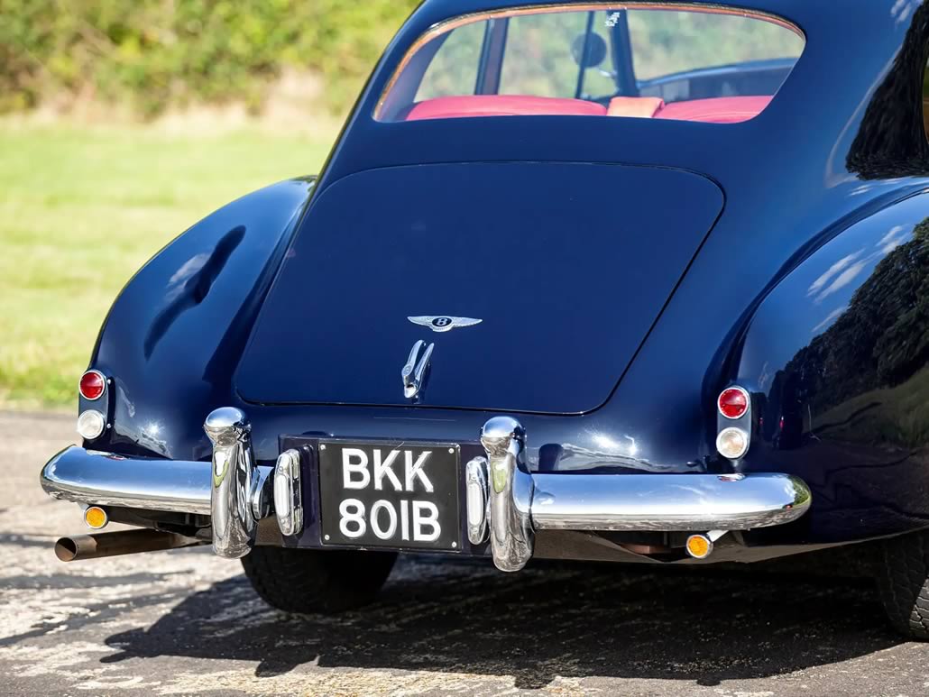 Bentley R-Type Continental Fastback 1952 – fari e logo posteriori con vista portellone