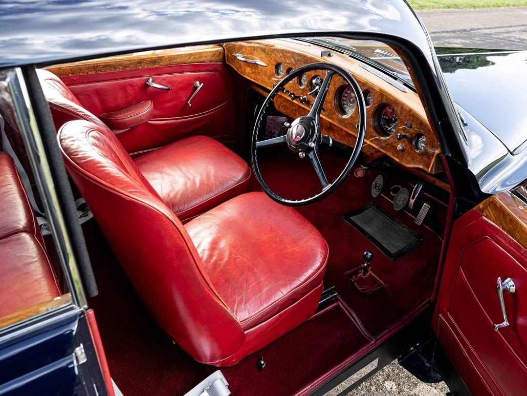 Bentley R-Type Continental Fastback 1952 – Lato guida a destra, volante e cruscotto