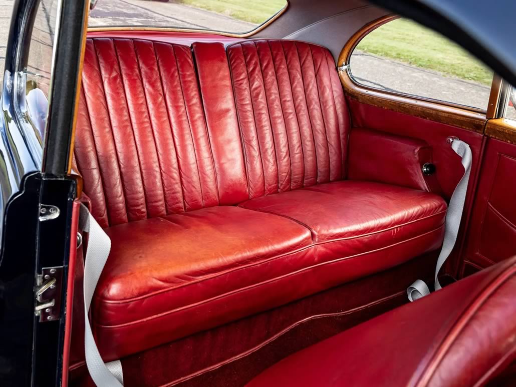 Bentley R-Type Continental Fastback 1952 – sedile posteriori con sedili anteriori reclinati