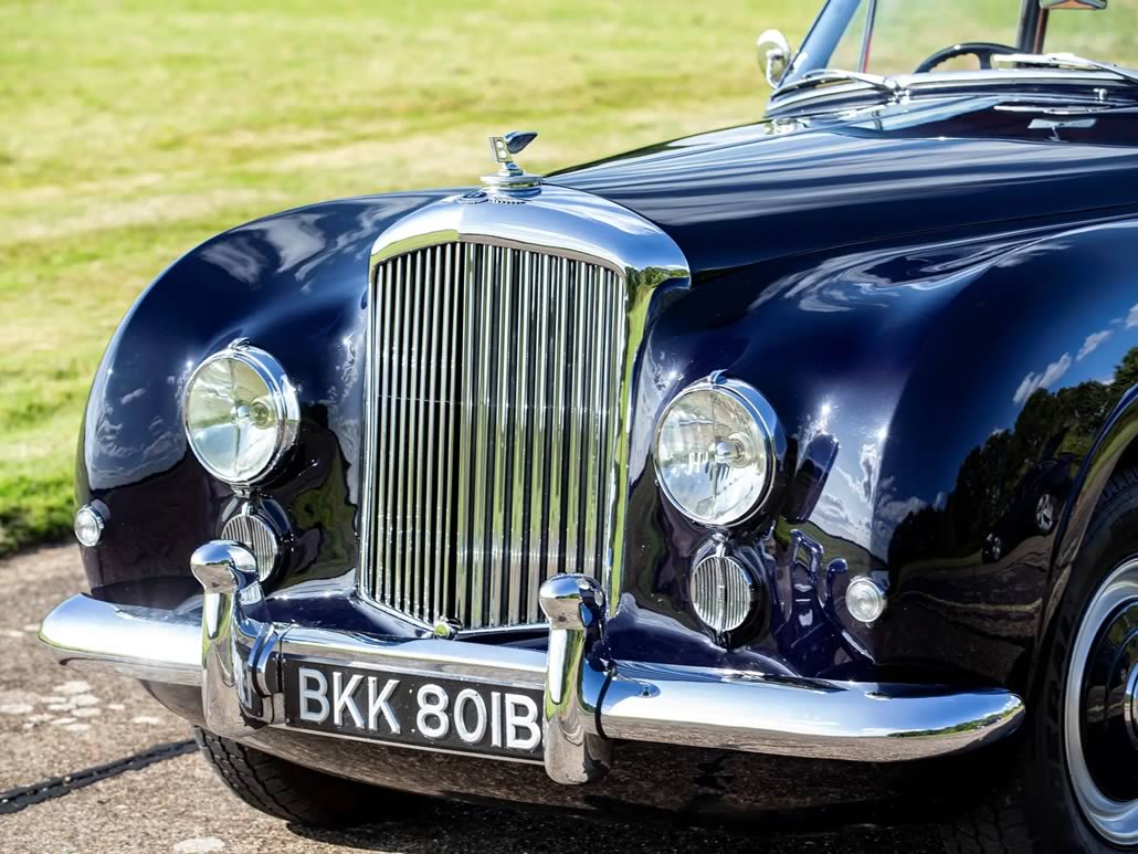 Bentley R-Type Continental Fastback 1952 – vista griglia anteriore con fari e B alata
