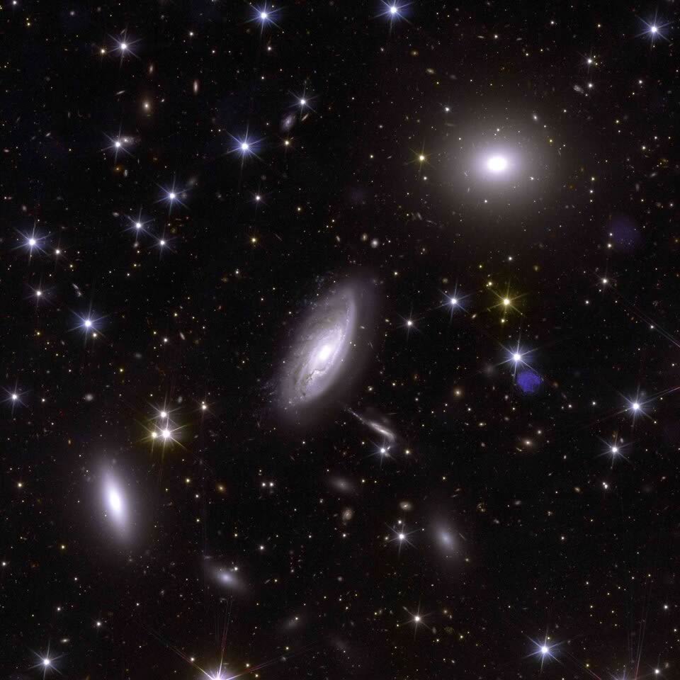 Dettaglio distorsioni lontane galassie di Perseo