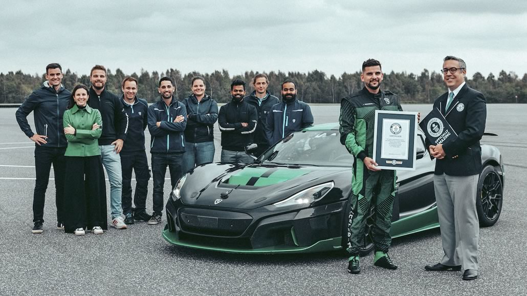 Team Rimac con pilota croato Martin Kodrić con attestazione record velocità in retromarcia