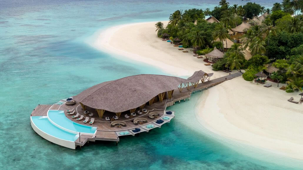 Piscina a sfioro della terrazza in bambù firmata da Atelier Nomadic alle Maldive