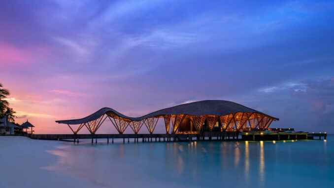 Ristorante e bar sull'acqua Yakitori alle Maldive di Atelier Nomadic