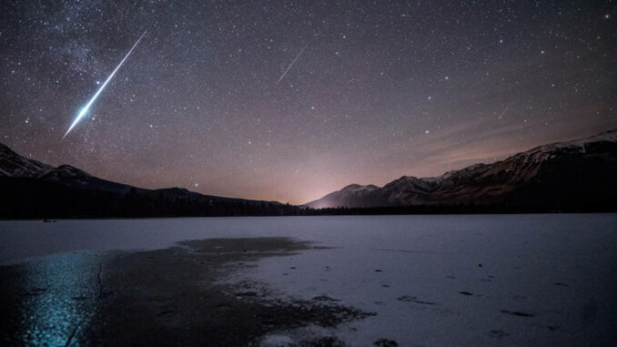 Sciame di Geminidi in un paesaggio notturno invernale. Foto del giorno 17/12/2018 di Jack Fusco APOD NASA