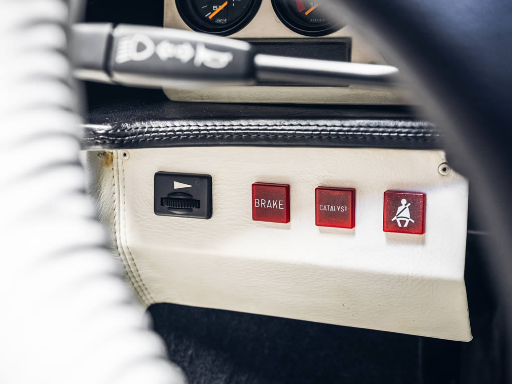 Dettaglio comandi a pulsanti della Lamborghini Countach Bertone del 1989 edizione del 25° anniversario