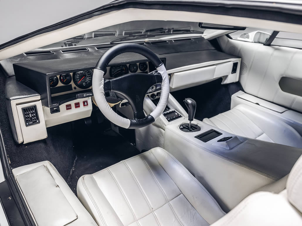 Dettaglio interni sedili e volante Lamborghini Countach Bertone del 1989 edizione del 25° anniversario