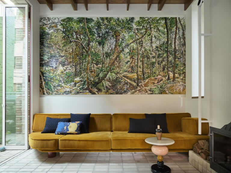 Soggiorno con paesaggio dipinto da Nicholas Harding - SJB progetto Waterloo Street 19