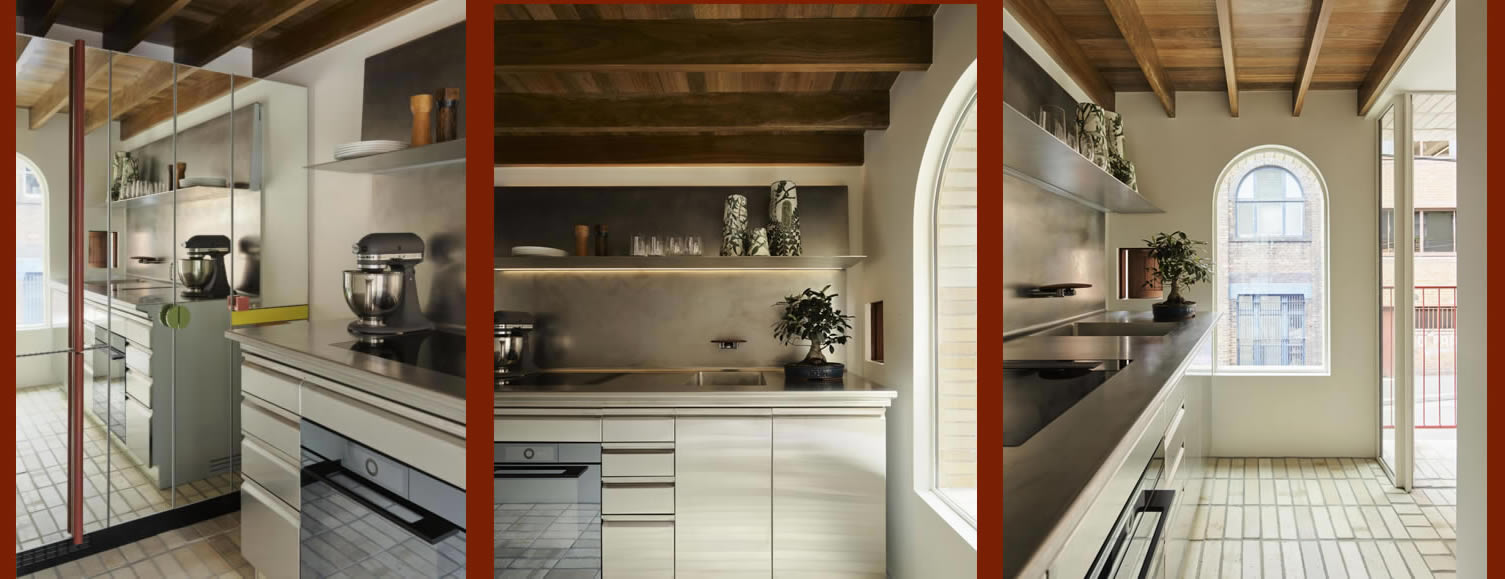 Cucina con specchiature che ampliano gli spazi riflettendo la luce ambiente della finestra di fronte