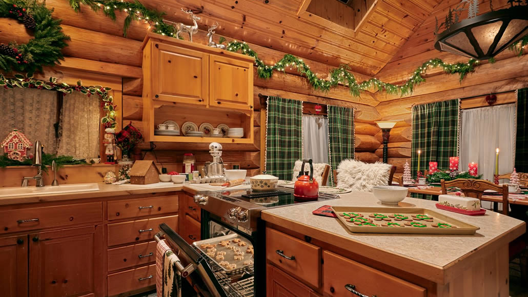 Cucina in legno con biscotti pronti in forno nella casa di Santa Claus