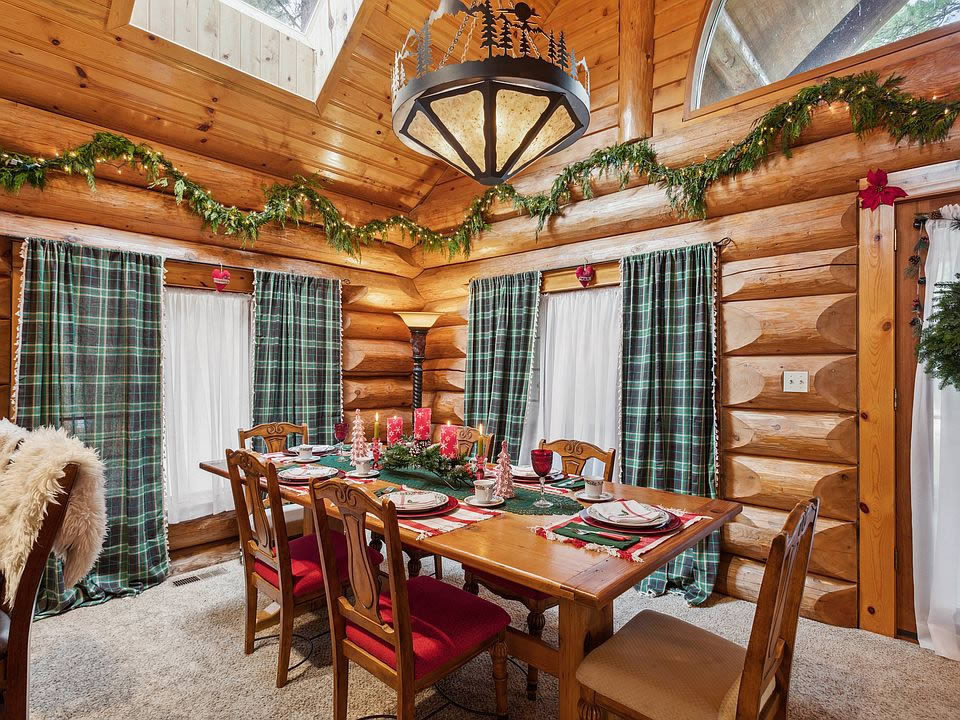 Tavolo da pranzo nel soggiorno nella casa di Babbo Natale al Polo Nord