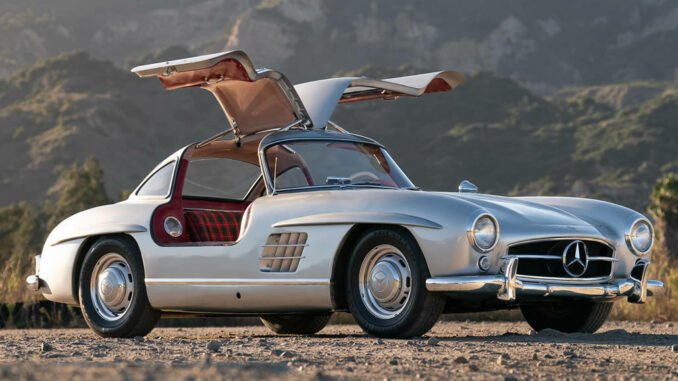 Mercedes-Benz 300SL Gullwing Coupé 1956 con portiere aperte in alto