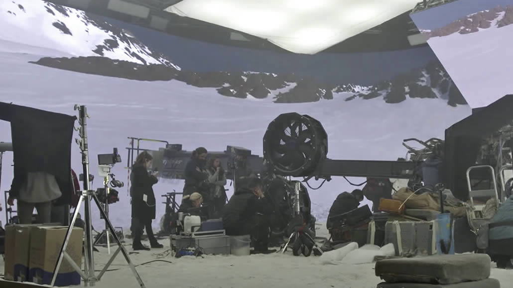 Interno set temporaneo coperto in parcheggio con LED volume usati per proiettare background girati sulle Ande, Società della Neve VFX