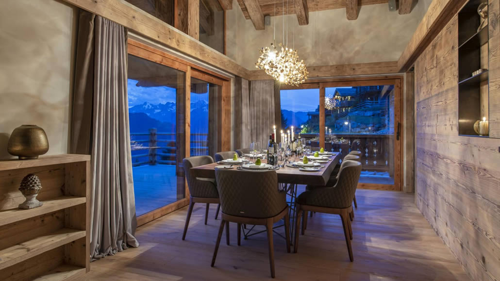 Lampadario con elementi in cristallo appeso su tavolo sala da pranzo