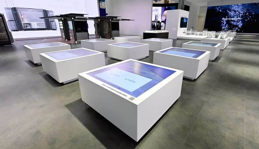 Stand Hyundai CES tavolo multimediale per vedere tecnologie applicate in ogni fase della catena del valore dell’idrogeno