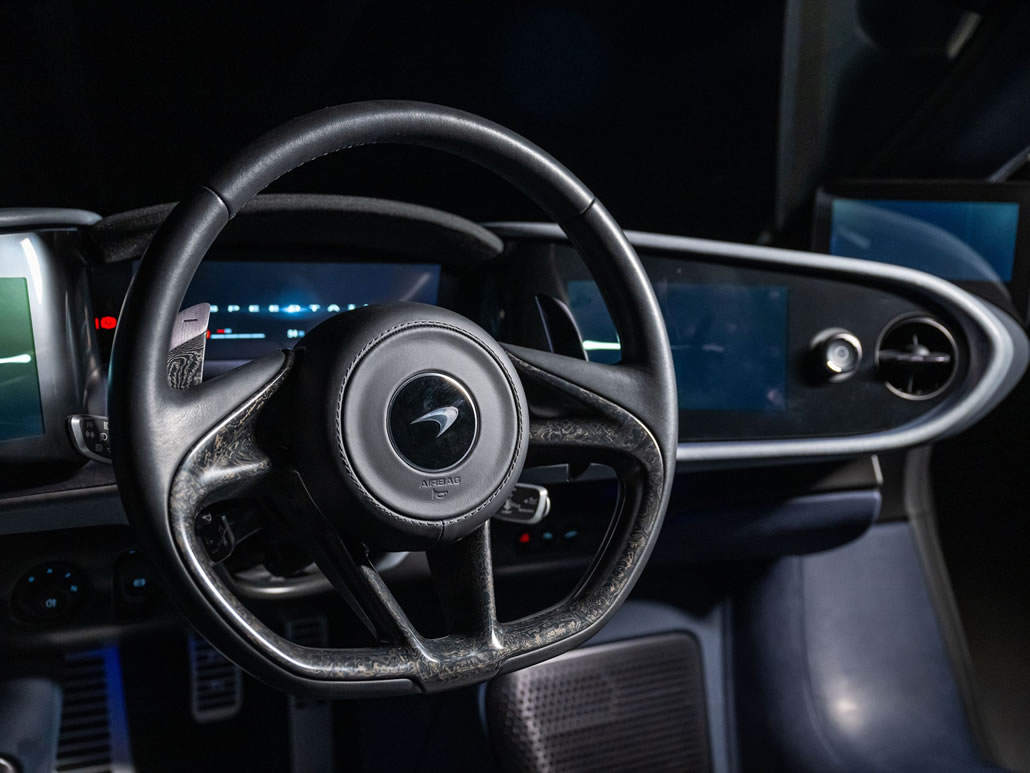 McLaren Speedtail 2020 dettaglio volante con strumentazione digitale