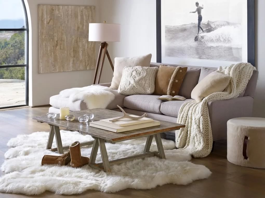 Stile Japandi – divano con cuscini e plaid in tessuti naturali