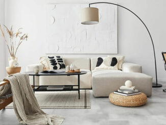 Stile Japandi salotto con divano, lampada da terra, poltrona, pouf in fibra