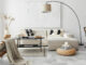 Stile Japandi salotto con divano, lampada da terra, poltrona, pouf in fibra