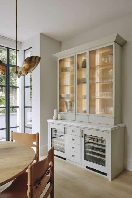 Ripiano mobile in marmo con scaffale credenza con ante in vetro trasparente striato