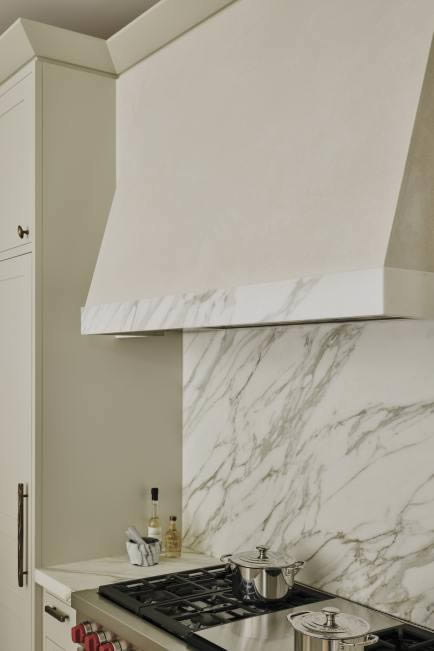 Cappa con finitura parete in stucco veneziano Marmorino