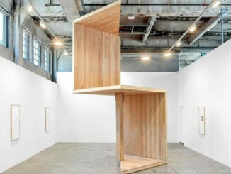 Modulo in legno in mostra a Los Angeles di Maison de Cartes, o House of Cards, di Gordon Kipping