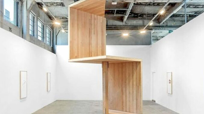 Modulo in legno in mostra a Los Angeles di Maison de Cartes, o House of Cards, di Gordon Kipping