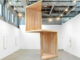 Modulo in legno in mostra a Los Angeles di Maison de Cartes, o House of Cards, di Gordon Kipping