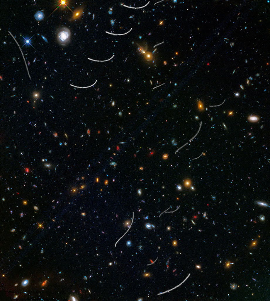 Asteroidi (tracce in bianco) con effetto parallasse causato dall’orbita di Hubble