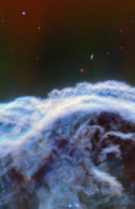 Una sezione della Nebulosa Testa di Cavallo con nuvole viste da vicino, mostrando strisce spesse e biancastre e vuoti scuri, oltre a motivi strutturati e confusi di polvere e gas.
