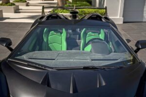 Lamborghini Veneno Roadster 2015 nera con dettagli e sedili in verde