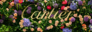 Logo Cartier in parete floreale