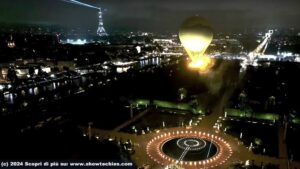 Campo molto lungo con Tour Eiffel e mongolfiera