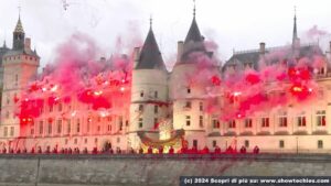 Fuochi rosso sangue nel quadro della rivoluzione alla Conciergerie