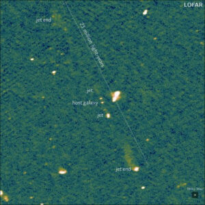 Immagine scattata da LOFAR della coppia di getti da buco nero
