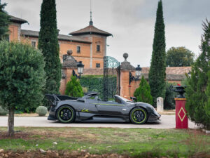 Vista fiancata Pagani Zonda 760LM Roadster di fronte ad entrata Palazzo de Aldovea, San Fernando de Henares Madrid